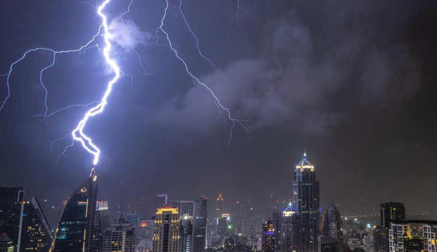 泰国曼谷遭雷暴天气 闪电击中高楼场面震撼