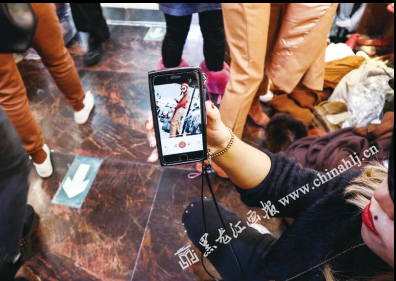 在电子商城的冲击下，实体销售量下降，但同时也给了服装批发新思路。很多商家开始开设网店，线上线下一起卖，生意红火。薇薇每天都会拍一些照片和视频放在网店上。