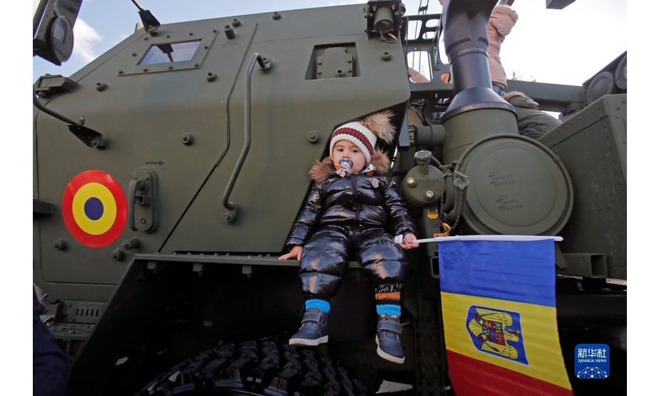 12月1日，在罗马尼亚首都布加勒斯特，一名儿童在阅兵式后拍照留念。

　　当日，罗马尼亚在首都布加勒斯特举行阅兵式庆祝国庆节。新华社发（克里斯泰尔摄）