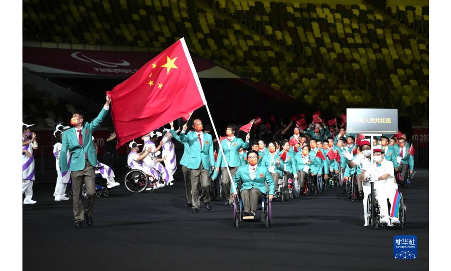 8月24日，中国体育代表团在东京残奥会开幕式上入场。新华社记者 才扬 摄