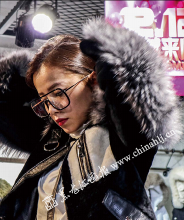 “舞台”就是一张金属大桌子，批发的服装被装在塑料袋里堆放在桌子周围。小静会给顾客找出合适尺码、款式的衣服，忙起来不顾形象，可只要登上“舞台”，她就马上“起范儿”。