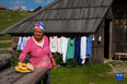 9月8日，斯洛文尼亞維利卡普拉尼那高地的一名牧民將傳統面點“Flancati”端上餐桌。<br/><br/>　　位于斯洛文尼亞北部的維利卡普拉尼那高地是歐洲現存最大的牧民定居點，早在中世紀已有牧民定居。每到夏季，該地獨特的高原牧場風景和傳統的牧民生活習俗吸引大批徒步旅行愛好者到此觀光。<br/><br/>　　新華社發（澤利科·斯特凡尼奇攝）
