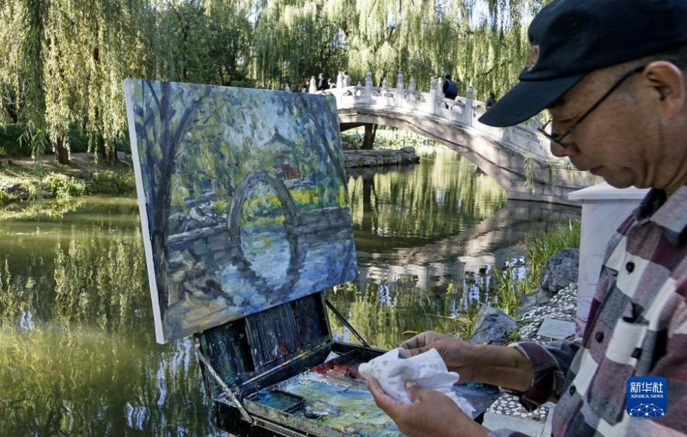 10月11日，美术爱好者在圆明园描绘秋色。当日，北京秋高气爽，圆明园遗址公园水波潋滟，景色宜人。新华社记者 李欣 摄