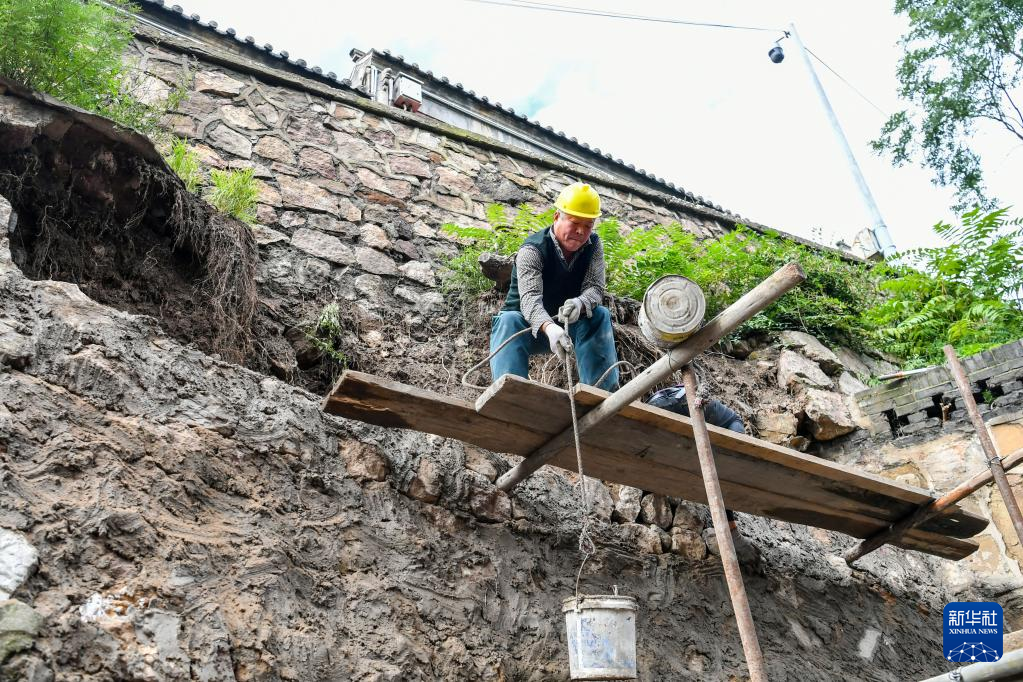 10月12日，工作人员在太原市晋祠博物馆搬运修缮材料。新华社记者 曹阳 摄