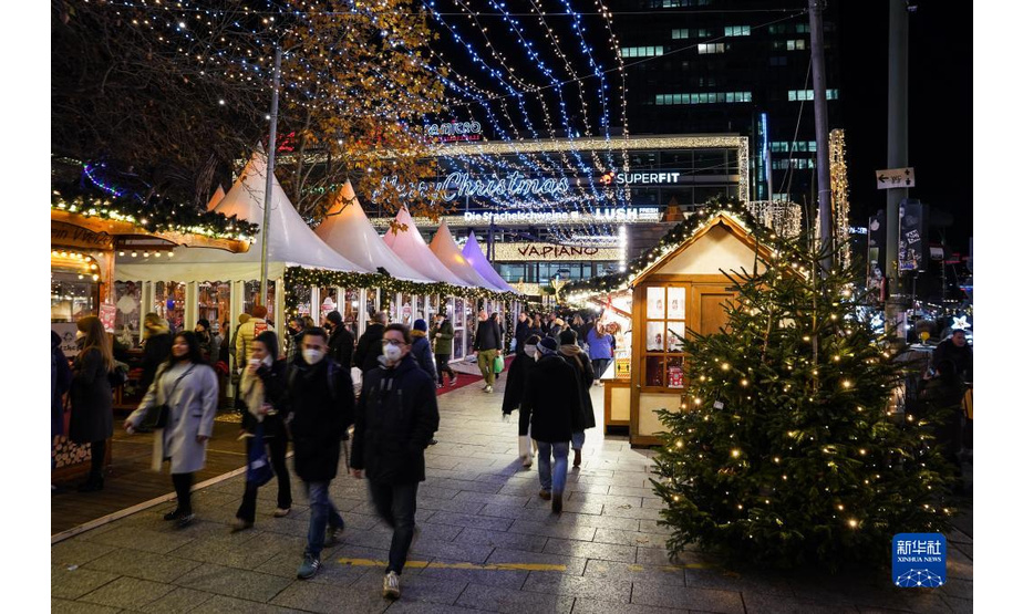 11月22日，人们游览位于德国首都柏林布赖特沙伊德广场的圣诞市场。

　　受新冠疫情影响，德国柏林、法兰克福等地的圣诞市场有的取消，有的在较为严格的防疫措施下开放。

　　新华社发（斯特凡·蔡茨摄）