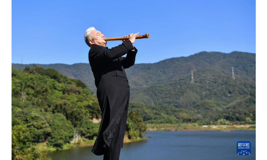 12月1日，国乐大师方锦龙用尺八演奏广东音乐。新华社记者 刘大伟 摄