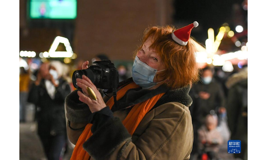11月22日，一名戴口罩的女子在德国法兰克福的圣诞市场观光。

　　受新冠疫情影响，德国柏林、法兰克福等地的圣诞市场有的取消，有的在较为严格的防疫措施下开放。

　　新华社记者 逯阳 摄