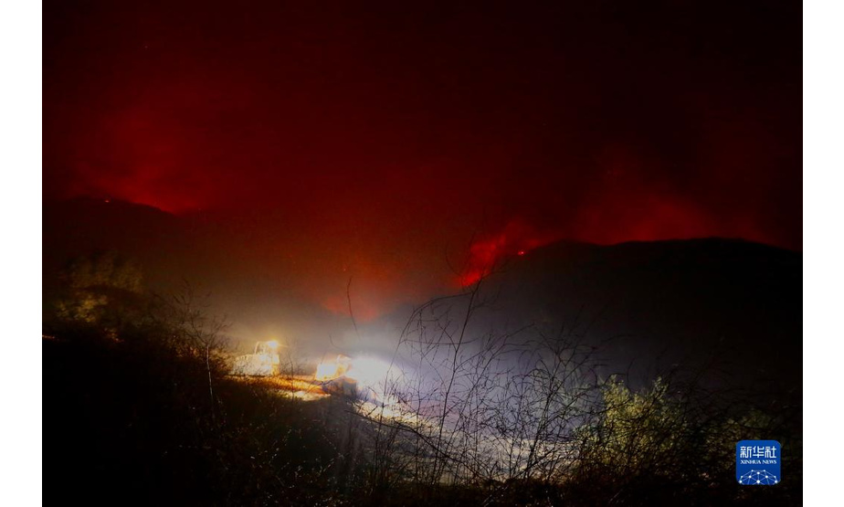 10月13日，美国加利福尼亚州圣巴巴拉县山火区域烟雾弥漫。

　　美国加州南部的“阿利萨尔”山火自11日爆发以来在强风助力下快速蔓延，至14日晨过火面积已超64.7平方公里。

　　新华社发