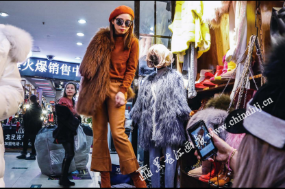 24 岁的薇薇从事服装销售已经 6 年，中学毕业她就入行了。仅两三分钟就有 5 个顾客问她身上穿的衣服多少钱一套。很多人愿意买她搭配好的衣服，省去了自己搭配的烦恼。