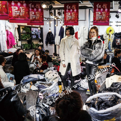 洋洋和小静是两个二十四五岁的女孩，她们的工作就是每天站在舞台上，向顾客展示服装，她们称之为“打版”。 好身材是她们获得这份工作的全部条件。每天的工作从早上 6：30 开始， 到 16：30 结束，在过客看来，她们 只要美美的，就可以月入 7000 元左右。