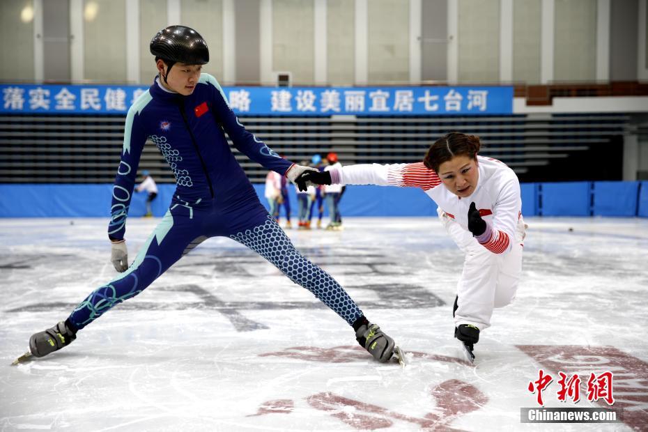 1月18日，黑龙江七台河，张杰（右）指导“特奥宝贝”滑冰技巧。张杰是一名短道速滑世界冠军，也是七台河市特殊教育学校特奥短道速滑队发起人兼公益教练员。她培养的残障孩子里，有的成为了特奥会世界冠军，有的当上了速滑助教。由于张杰无微不至的关心和教导，孩子们亲切地称她为“教练妈妈”。 中新社记者 姜辉 摄