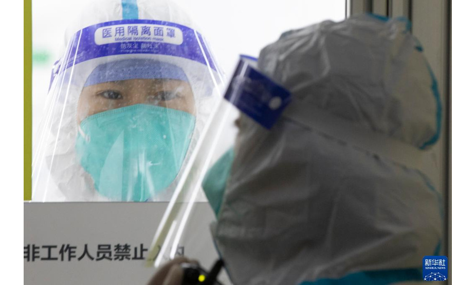 11月4日，医护人员在哈尔滨市一处移动实验室内工作。

　　为防止疫情进一步传播和扩散，哈尔滨市加紧全民核酸检测。截至目前，哈尔滨市部分地区已启动第三轮核酸检测。

　　新华社记者 张涛 摄
