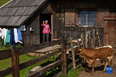 9月8日，斯洛文尼亞維利卡普拉尼那高地的牧民在小木屋前揮手。<br/><br/>　　位于斯洛文尼亞北部的維利卡普拉尼那高地是歐洲現存最大的牧民定居點，早在中世紀已有牧民定居。每到夏季，該地獨特的高原牧場風景和傳統的牧民生活習俗吸引大批徒步旅行愛好者到此觀光。<br/><br/>　　新華社發（澤利科·斯特凡尼奇攝）