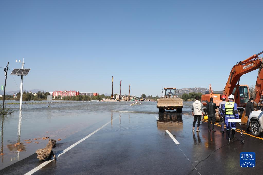 这是10月11日拍摄的事故救援现场。新华社记者 骆学峰 摄