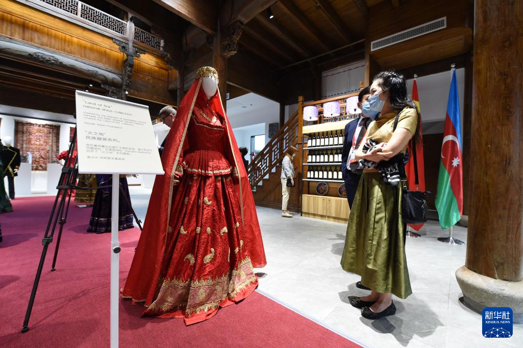 10月11日，参会嘉宾在中国蚌埠古民居博览园内的“阿塞拜疆文化之窗”国家馆参观。阿塞拜疆是太湖世界文化论坛第六届年会的主宾对话国。新华社记者 周牧 摄