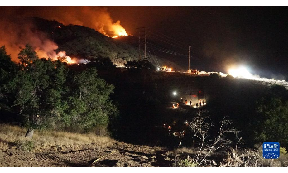 10月14日，消防员在美国加利福尼亚州圣巴巴拉县山火区域工作。

　　美国加州南部的“阿利萨尔”山火自11日爆发以来在强风助力下快速蔓延，至14日晨过火面积已超64.7平方公里。

　　新华社发