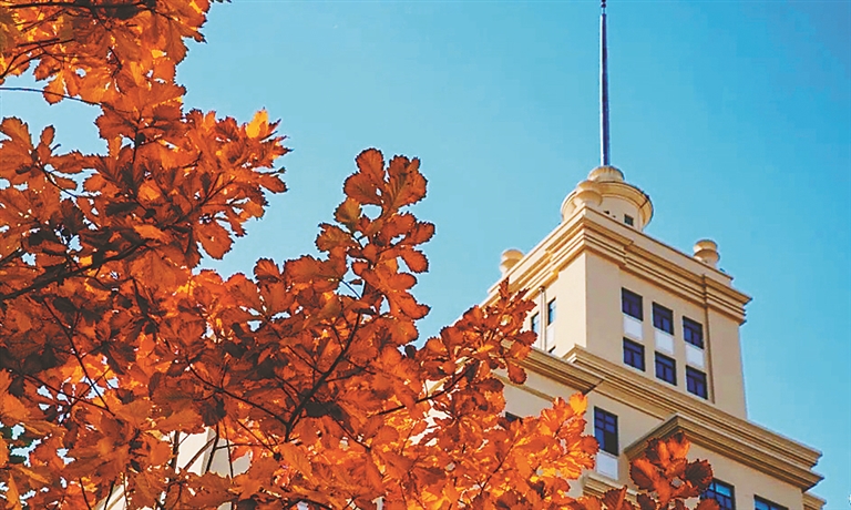 黑龙江大学。秋日如画，秋色无边。近日，冰城大学里的秋景美不胜收，教学楼、操场、校园角落，处处皆风景……快随生活报记者一起欣赏黑大、哈医大、东北林业大学、哈工程大学的秋日美景吧！