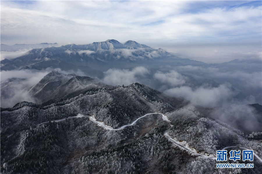 11月29日，拍摄于霍山县大化坪镇青枫岭村。图为白马尖下的盘山公路。