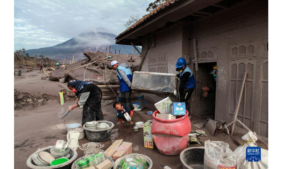 12月7日，在印度尼西亚东爪哇省卢马姜，人们清理被火山灰覆盖的物品。

　　印度尼西亚国家抗灾署6日说，印尼东爪哇省塞梅鲁火山喷发造成的死亡人数已升至22人。

　　新华社发（巴育摄）