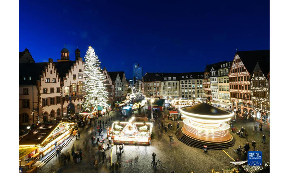 这是11月22日拍摄的德国法兰克福的圣诞市场。

　　受新冠疫情影响，德国柏林、法兰克福等地的圣诞市场有的取消，有的在较为严格的防疫措施下开放。

　　新华社记者 逯阳 摄