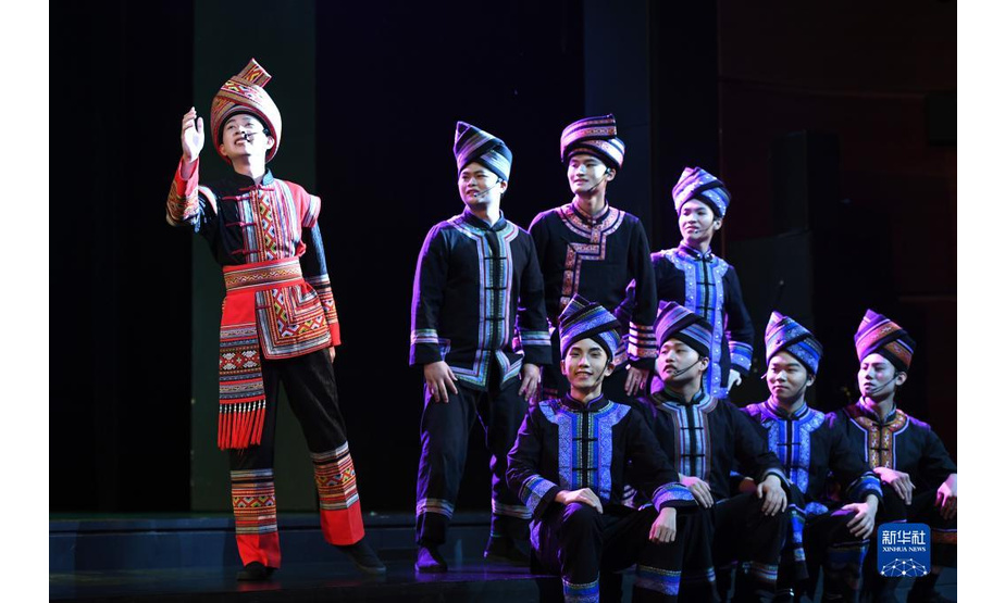 12月4日，演员在《十二天籁壮族嘹歌》晚会上唱嘹歌。

当日，《十二天籁壮族嘹歌》晚会在南宁市广西文化艺术中心举行。壮族嘹歌是国家级非物质文化遗产，演出以传统原生态嘹歌为基础，再现了生活如歌、嘹歌如魂的现实场景。

新华社记者周华摄