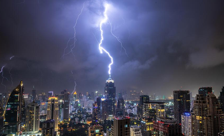 泰国曼谷遭雷暴天气 闪电击中高楼场面震撼