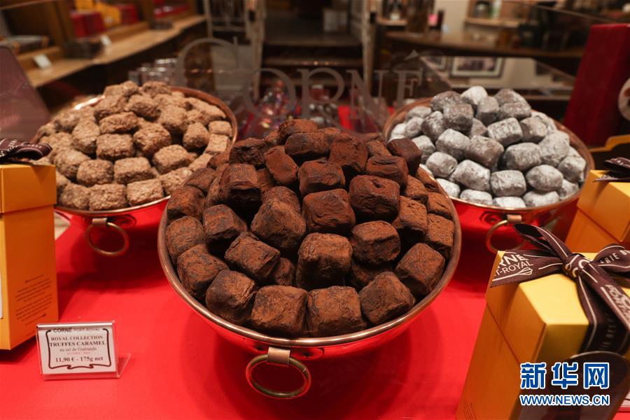 这是8月19日在比利时布鲁塞尔一家巧克力店拍摄的巧克力甜品。 巧克力是比利时最具代表性的甜品，与钻石和啤酒并称比利时三大“国宝”。比利时巧克力拥有细腻的结构、高可可含量、美妙的口感和极富创意的造型，这份浓情蜜意从比利时出口至世界各地，受到全世界消费者的喜爱。 新华社记者 郑焕松 摄