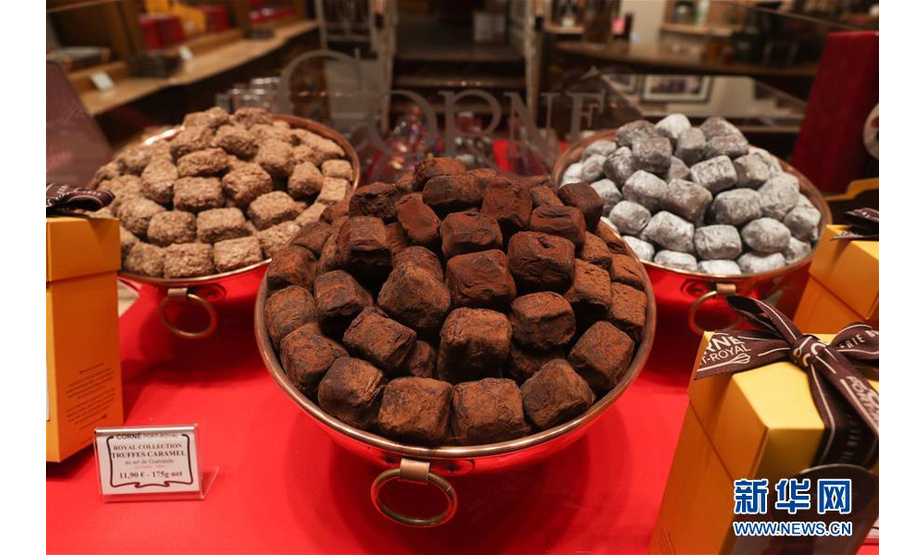 这是8月19日在比利时布鲁塞尔一家巧克力店拍摄的巧克力甜品。 巧克力是比利时最具代表性的甜品，与钻石和啤酒并称比利时三大“国宝”。比利时巧克力拥有细腻的结构、高可可含量、美妙的口感和极富创意的造型，这份浓情蜜意从比利时出口至世界各地，受到全世界消费者的喜爱。 新华社记者 郑焕松 摄