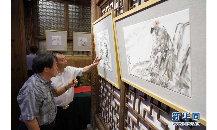 5月22日，参观者在观看展出的瓷画。 新华社记者林善传摄