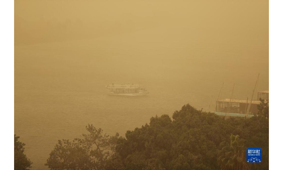 12月8日，在埃及首都开罗，一条客船在沙尘笼罩中的尼罗河上行驶。 当日，大风沙尘天气袭击埃及首都开罗，城市能见度较低。 新华社记者 隋先凯 摄