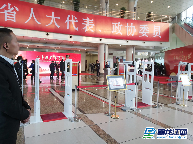 省政协委员们陆续进入会场。（记者 刘海龙摄）