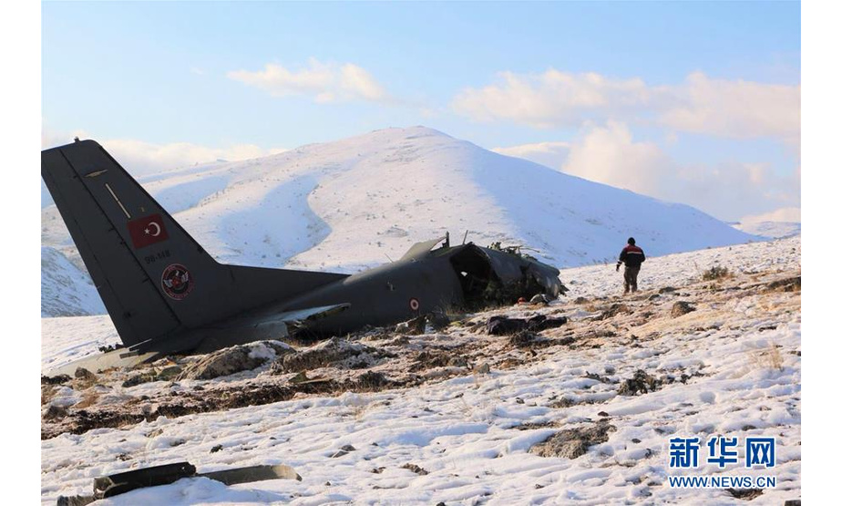 这是1月17日在土耳其南部伊斯帕尔塔省拍摄的军用运输机坠机残骸。土耳其武装部队总参谋部17日发表声明说，土空军一架运输机当天在该国伊斯帕尔塔省坠毁，3名机组人员全部丧生。 新华社发