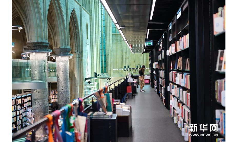 4月16日，在荷兰马斯特里赫特多米尼加书店，一名读者在选购图书。 新华社记者 张铖 摄