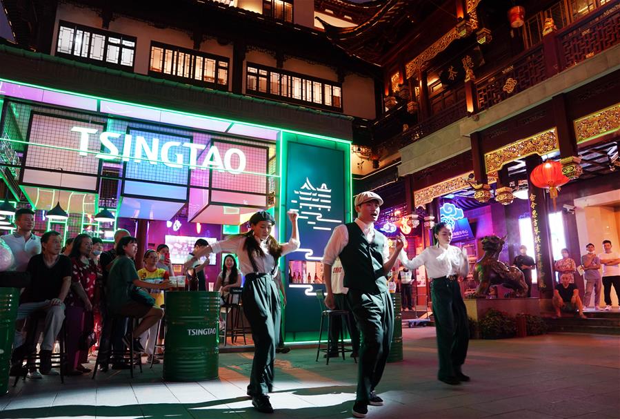 从7月第一个周末起，上海豫园原有的“豫园六点半”集市全面升级，焕彩灯光、演艺活动和花车集市全线更新，让市民和游客在观灯、观人、观演的沉浸式体验中，享受夏日特色的“食玩”乐趣。 新华社记者 刘颖 摄