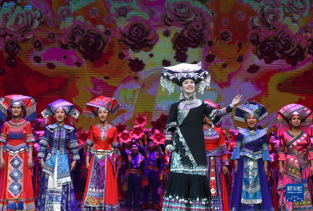 12月4日，演员在《十二天籁壮族嘹歌》晚会上唱嘹歌。

当日，《十二天籁壮族嘹歌》晚会在南宁市广西文化艺术中心举行。壮族嘹歌是国家级非物质文化遗产，演出以传统原生态嘹歌为基础，再现了生活如歌、嘹歌如魂的现实场景。

新华社记者周华摄