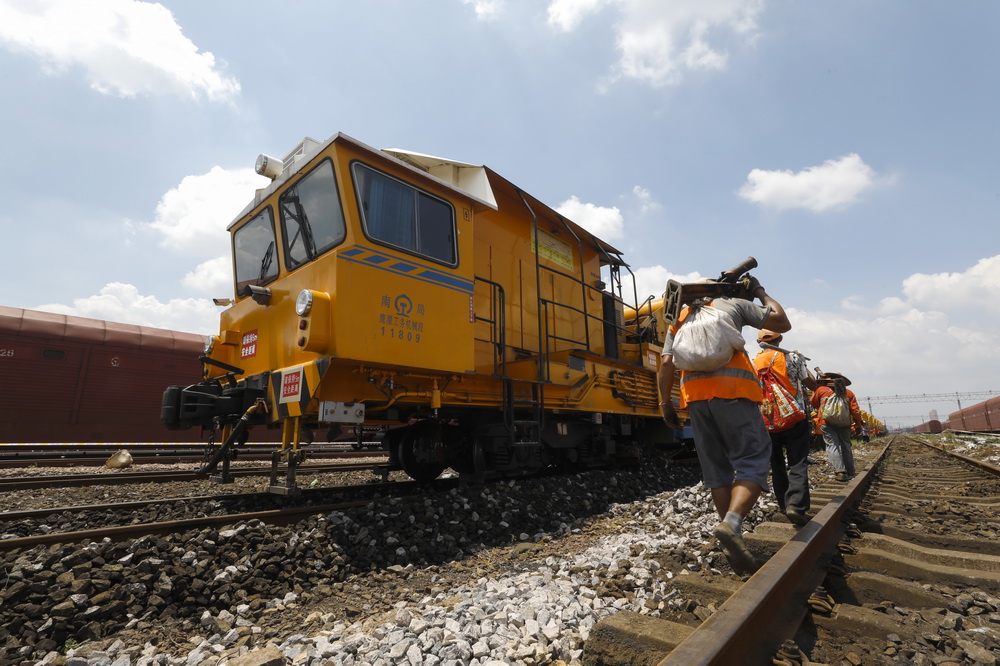 8月4日，鹰潭工务机械段的工作人员在江西鹰潭铁路枢纽编组站施工作业。