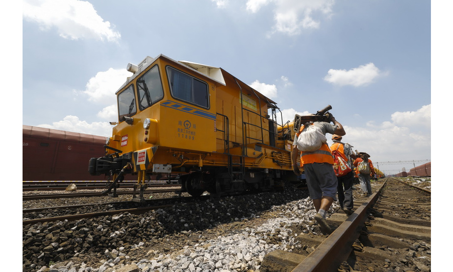 8月4日，鹰潭工务机械段的工作人员在江西鹰潭铁路枢纽编组站施工作业。