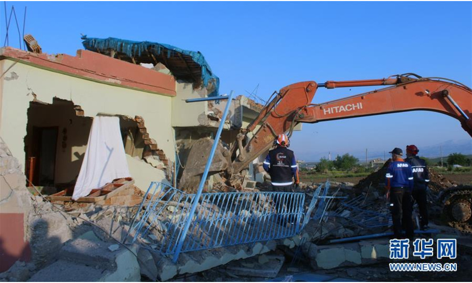 4月24日，在土耳其阿德亚曼省，救援人员在地震灾区开展工作。土耳其卫生部长艾哈迈德·德米尔詹24日说，土耳其东南部阿德亚曼省当天凌晨发生5.1级地震，目前已造成39人受伤。新华社发