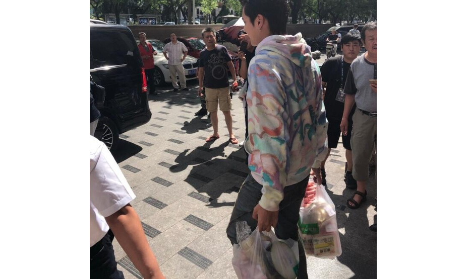 网友偶遇吴亦凡在菜市场买菜。