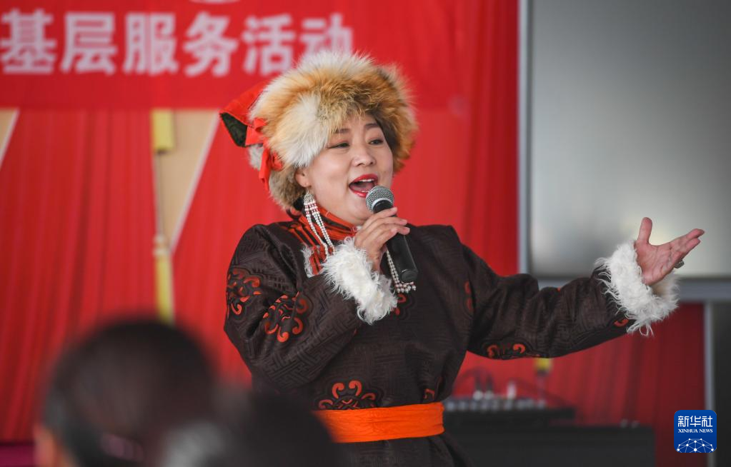 11月24日，在锡林郭勒盟苏尼特右旗赛汉塔拉镇巴彦高毕嘎查活动室，苏尼特右旗乌兰牧骑队员在为牧民表演文艺节目。新华社记者 彭源 摄