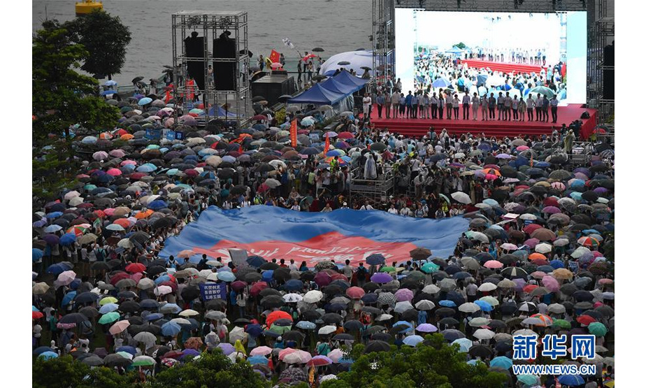 7月20日，香港市民在集会上。 7月20日下午，香港各界举行“守护香港”大型集会，表达广大市民支持警方依法维护社会秩序、希望香港社会和平安定的心声。大会主办方说，当天共有逾30万人参加活动。 新华社记者 吕小炜 摄