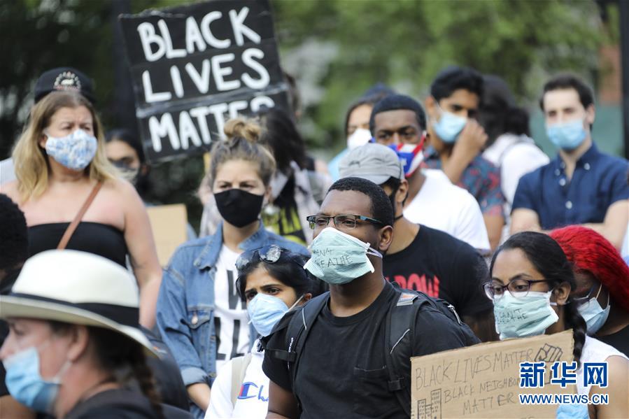 5月31日，在美国纽约联合广场，人们抗议警察暴力执法。 由美国明尼苏达州白人警察执法致非洲裔男子死亡事件引发的抗议和骚乱5月31日仍在美国多地持续。在纽约市，抗议活动已持续4天。 新华社记者 王迎 摄