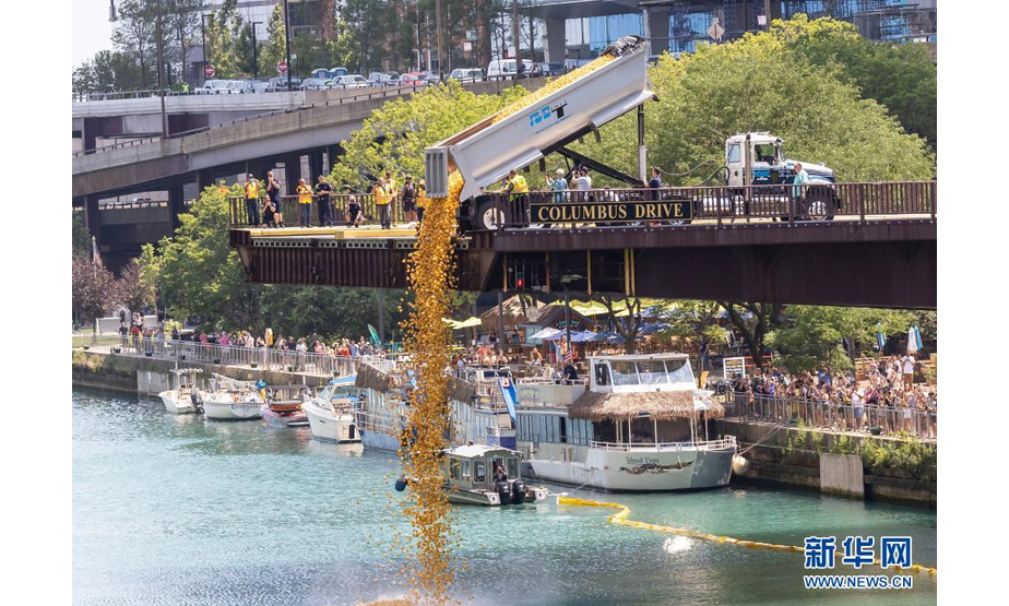 8月5日，在美国芝加哥市，“小黄鸭”被倒入河中。

　　当日，芝加哥举行2021年度“小黄鸭”慈善竞赛，7万只橡胶鸭玩具被倒入芝加哥河参与漂流竞速，活动所筹款项将用于资助伊利诺伊州特奥会。

　　新华社发（乔尔·莱纳摄）