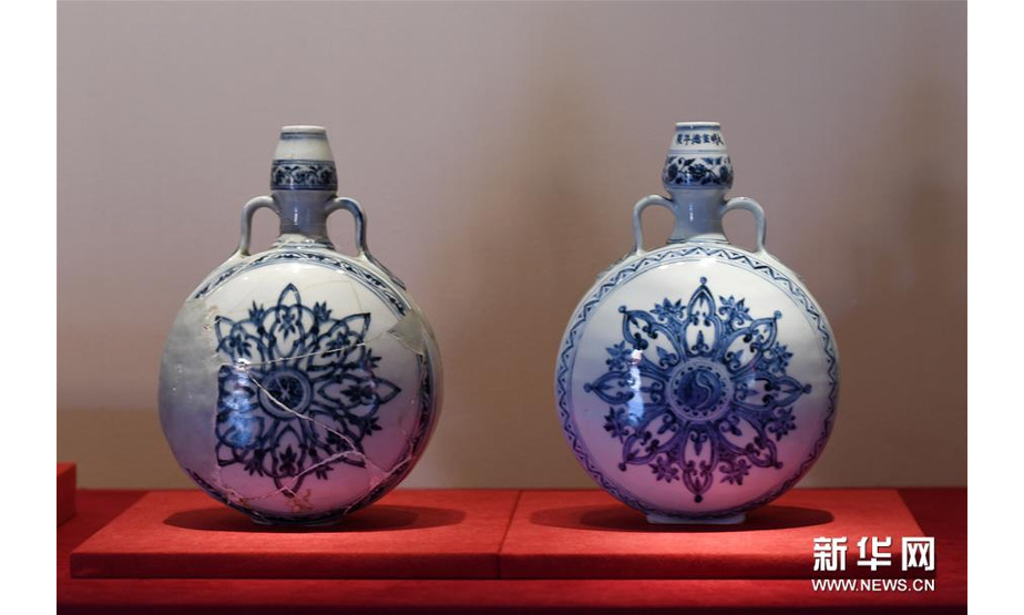 9月21日拍摄的青花斯伊兰花纹绶带耳葫芦扁壶，右为故宫院藏，左为景德镇出土修复件。新华社记者 金良快 摄