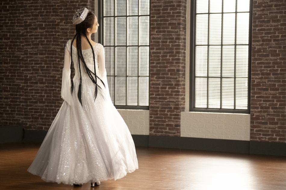 5月22日，佟丽娅工作室在微博上晒出了一组佟丽娅跳舞的照片。照片中，佟丽娅绑着长辫子，身穿白裙翩翩起舞，身姿婀娜仙气飘飘，太美了。