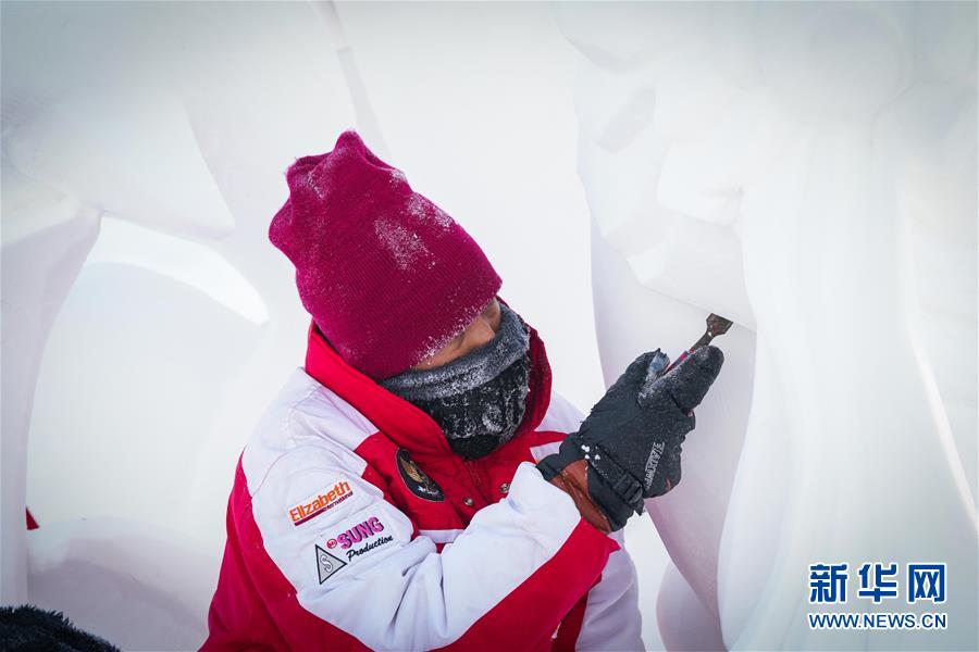 1月13日 ，参赛选手在哈尔滨太阳岛雪博会园区创作雪雕。

　　当日，“冰城”哈尔滨气温低至零下20摄氏度左右，正在参加第二十五届哈尔滨国际雪雕比赛的选手们冒着严寒进行创作。

　　新华社记者 王松 摄
