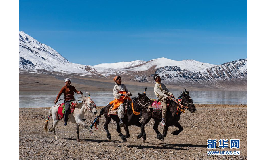 西藏那曲市尼玛县文部乡北村的村民们骑马在当穹错旁角逐（4月30日摄）。 新华社记者 侯捷 摄