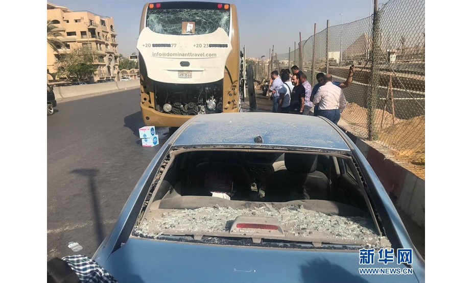 这是5月19日在埃及开罗附近拍摄的爆炸现场。 埃及一博物馆附近的一辆旅游巴士遭爆炸袭击，目前已造成14人受伤。 新华社发（艾哈迈德·戈马摄）