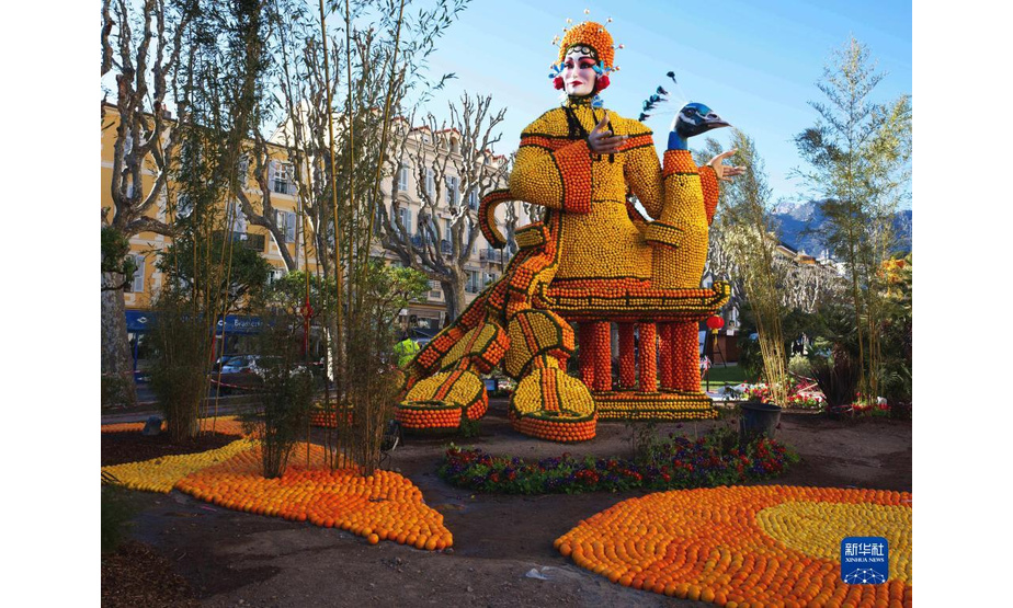 这是2月9日在法国南部小城芒通拍摄的柠檬节艺术装置。

　　2022年度芒通柠檬节将于2月12日至27日在芒通举行，今年的主题是“戏剧和舞蹈”。

　　新华社发（塞尔日·阿乌齐摄）