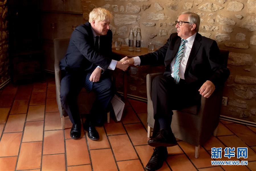 9月16日，英国首相鲍里斯·约翰逊（左）在卢森堡与欧盟委员会主席容克就“脱欧”问题举行会谈。 新华社发（欧盟委员会供图）